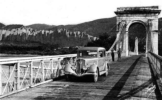 Sur le Pont des Mées.