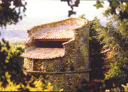 Pigeonnier des Bourelles, chez Mme ARRIZI avec sa corniche en pierre taille