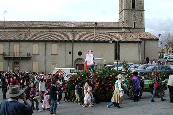  Caramentran sur la Place de l'Eglise 